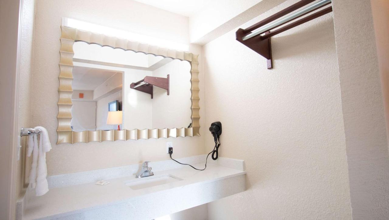 Magnuson Extended Stay And Suites Airport Hotel Ірвінг Екстер'єр фото
