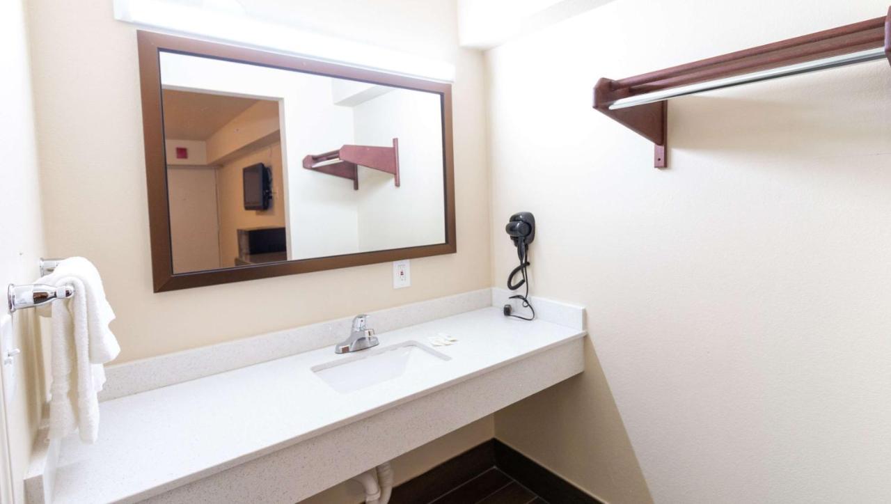 Magnuson Extended Stay And Suites Airport Hotel Ірвінг Екстер'єр фото